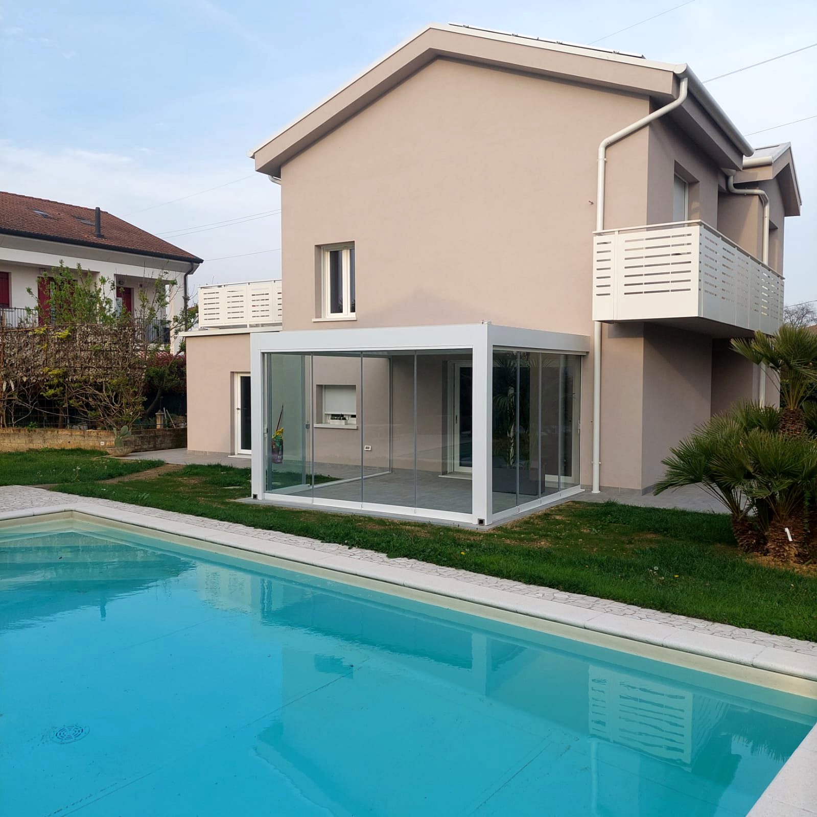 villa con piscina e con pergola bioclimatica